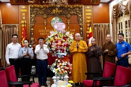 ông Nguyễn Chí Đoàn, Phó Giám đốc Sở Nội vụ TP.Hà Nội tặng hoa chúc mừng Lễ Vu lan đến Trưởng lão Hòa thượng Thích Thanh Nhiễu