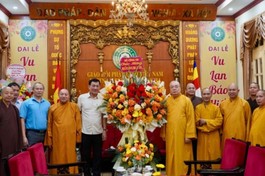 Trung tướng Phạm Ngọc Việt tặng hoa chúc mừng chư tôn đức GHPGVN nhân mùa Vu lan