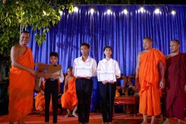 Hội Đoàn kết Sư sãi yêu nước tỉnh tặng quà cho học sinh