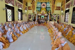 Chư Ni các trường hạ trong tỉnh vân tập trong Lễ tác pháp Tự tứ tại chùa Bình Quang