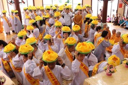 Phật tử dâng pháp y cúng dường chư Ni tại Đại lễ Vu lan - Báo hiếu