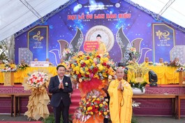 Ông Nguyễn Ngọc Khoa, Trưởng ban Pháp chế HĐND tỉnh tặng hoa chúc mừng của Thường trực HĐND tỉnh Đắk Nông đến Thượng tọa Thích Quảng Hiền