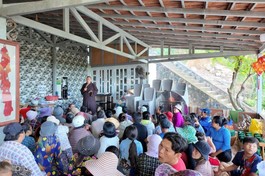 Đại đức Thích Thiền Lý, trụ trì Quan Âm, TP.Vũng Tàu trao quà đến người dân khó khăn tại địa phương