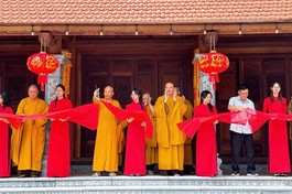 Chư tôn đức và đại diện các cơ quan cắt băng khánh thành ngôi Tổ đường chùa Phúc Hậu