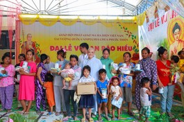 Ni sư Thích nữ Hương Nhũ trao quà cho học sinh tại Campuchia