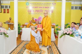 Thượng tọa Thích Quảng Lộc trao quyết định bổ nhiệm chùa Phước Thành cho Sư cô Thích nữ Viên Giác