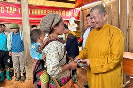  Ni sư Thích nữ Tiến Liên, trụ trì tịnh xá Ngọc Đức thăm hỏi bà con vùng lũ H.Mường La, tỉnh Sơn La