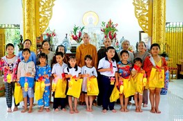 Đại diện Ban Hướng dẫn Phật tử GHPGVN TP.HCM trao quà trung thu cho các em thiếu nhi vùng nông thôn