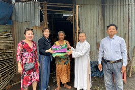Sư cô Thích nữ Tín Lạc tặng quà đến gia đình khó khăn tại xã An Khương (Bình Phước)