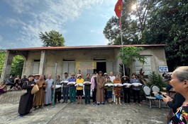 Đại đức Thích Minh Phước cùng chư Tăng Ni trao quà hỗ trợ bà con
