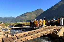 Lễ động thổ xây dựng cầu tình thương tại bản Giạng Phổng, xã Ngọc Chiến, H.Mường La, tỉnh Sơn La 