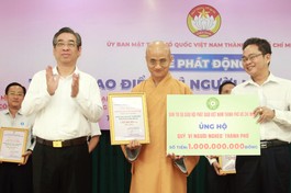 Đại diện GHPGVN TP.HCM, Thượng tọa Thích Thiện Quý trao bảng ủng hộ 1 tỷ đồng tại Lễ phát động "Tháng hoạt động cao điểm vì người nghèo" Thành phố - Ảnh: Long Hồ