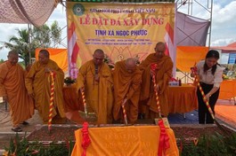 Chư tôn đức thực hiện nghi thức đặt đá xây dựng tịnh xá Ngọc Phước