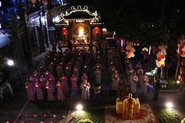 Hoa đăng trong Lễ vía Đức Bồ-tát Quán Thế Âm tại chùa Huệ Hương