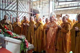 Chư tôn đức cử hành nghi thức cầu nguyện đặt đá xây dựng chùa Minh Đạo