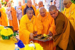 Chư tôn đức thực hiện nghi thức đặt đá khởi công trùng tu chánh điện chùa Hiệp Phước