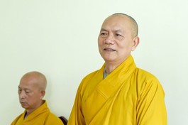 Thượng tọa Thích Phước Thành chủ trì buổi họp