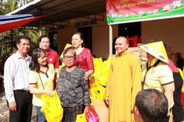 Đoàn tặng quà đến người lớn tuổi