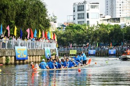 Hội thi đua ghe ngo lần I năm 2023 trên kênh Nhiêu Lộc - Thị Nghè - Ảnh: Quảng Đạo/BGN