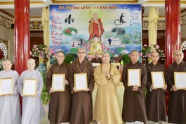 Thượng tọa Thích Nhuận Đức, Trưởng ban Trị sự GHPGVN huyện trao quyết định thành lập Ban Quản trị đến các tự viện