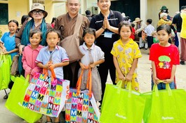 Đại đức Thích Xuân Trí trao quà đến các em nhỏ tại H.Esup