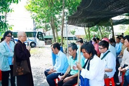 Hòa thượng Thích Chơn Nguyên, Trưởng ban Từ thiện thiền viện Vạn Hạnh động viên bà con khiếm thị cố gắng trong cuộc sống