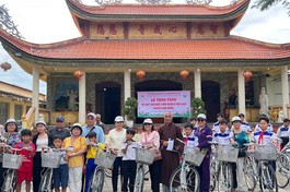 Tặng xe đạp cho các em tại chùa Tâm Thành