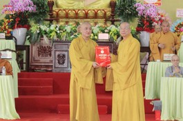 Hòa thượng Thích Huệ Thông trao quyết định tấn phong giáo phẩm của Ban Thường trực Hội đồng Chứng minh GHPGVN đến đơn vị tỉnh Đồng Nai 