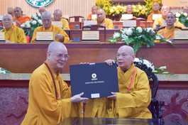 Trưởng lão Hòa thượng Thích Thiện Nhơn trao Giáo chỉ tấn phong giáo phẩm của Đức Pháp chủ đến đại diện các tỉnh, thành phố tại Hội nghị Kỳ 4, Khóa IX GHPGVN