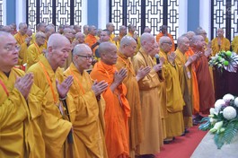 Chư vị giáo phẩm Hội đồng Chứng minh, Hội đồng Trị sự GHPGVN niệm Phật cầu gia hộ - Ảnh: Quảng Đạo/BGN