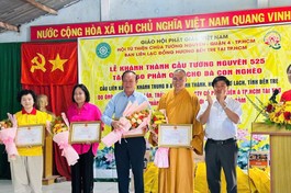 Chính quyền địa phương tặng hoa tri ân các đơn vị tài trợ