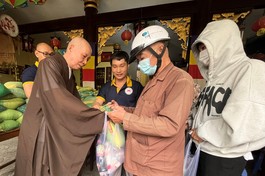 Hòa thượng Thích Giác Trí, viện chủ chùa Minh Giác trao quà Tết đến bà con khó khăn