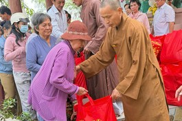 Thượng tọa Thích Minh Quang trao quà Tết đến bà con khó khăn, tại chùa Kim Thiền