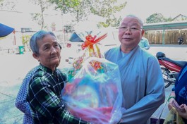 chùa Vi Phước (Q.Thốt Nốt, TP.Cần Thơ) cùng mạnh thường quân trao quà Xuân yêu thương