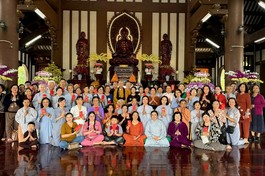 Đoàn chư Tăng, Phật tử chùa Minh Giác hành hương, cúng dường tại tu viện Khánh An vào đầu năm mới - Ảnh: Đ.Q