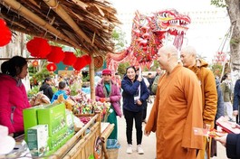 Chư tôn đức tham quan gian hàng trưng bày tại Hội Xuân xanh an lạc chùa Long Hưng