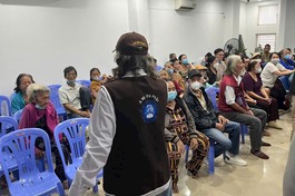 Các bệnh nhân nghèo chuẩn bị khám sàn lọc 