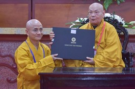 Trưởng lão Hòa thượng Thích Thiện Nhơn trao Giáo chỉ tấn phong giáo phẩm đến đại diện GHPGVN TP.HCM tại Hội nghị Kỳ 4, Khóa IX GHPGVN