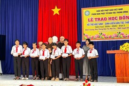 Phân ban Phật tử Dân tộc T.Ư trao 8 phần học bổng Quý III cho học sinh Trường THCS Dân tộc nội trú H.Khánh Vĩnh