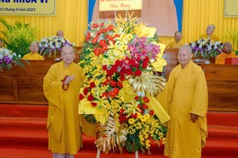 Trưởng lão Hòa thượng Thích Thiện Pháp trao quà chúc Tết đến hệ phái Phật giáo Nam tông Khmer tại tỉnh An Giang, Trưởng lão Hòa thượng Thích Huệ Tài đại diện tiếp nhận