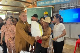 Đại đức Thích Đồng Quảng trao quà tại Lớp học tình thương làng bè hồ Trị An