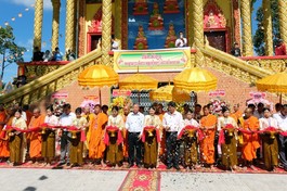 Cắt băng khánh thành ngôi chánh điện chùa Sóc Ven Cũ
