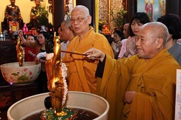 Chư tôn đức Tăng Ni, Phật tử thực hiện nghi thức Tắm Phật truyền thống