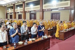 Chư tôn đức và đại biểu trong nghi thức chào Đạo kỳ tại Đại lễ Phật đản 