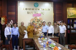  Ông Trần Phú Hùng trao hoa chúc mừng Đại lễ Phật đản đến Hòa thượng Thích Châu Quang