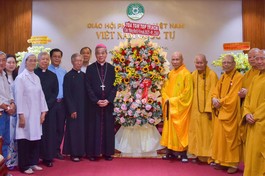 Phái đoàn tặng hoa chúc mừng Đại lễ Phật đản Phật lịch 2569 - Vesak Liên Hiệp Quốc 2025 đến chư tôn đức GHPGVN TP.HCM - Ảnh: Quảng Đạo/BGN