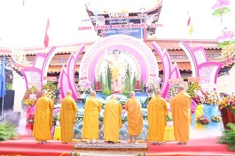 Chư tôn đức cử hành khóa lễ dâng hương bạch Phật tại lễ đài của Phật giáo tỉnh - chùa Viên Minh