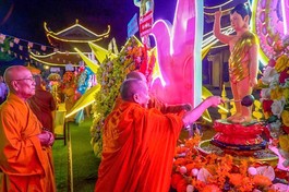 Thực hiện nghi thức Tắm Phật truyền thống