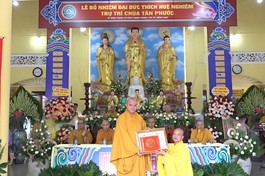 Thượng tọa Thích Tĩnh Triệt trao quyết định bổ nhiệm trụ trì chùa Tân Phước đến Đại đức Thích Huệ Nghiêm