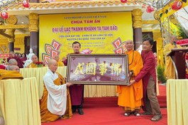 Hòa thượng Thích Thanh Tân trao quà lưu niệm chúc mừng